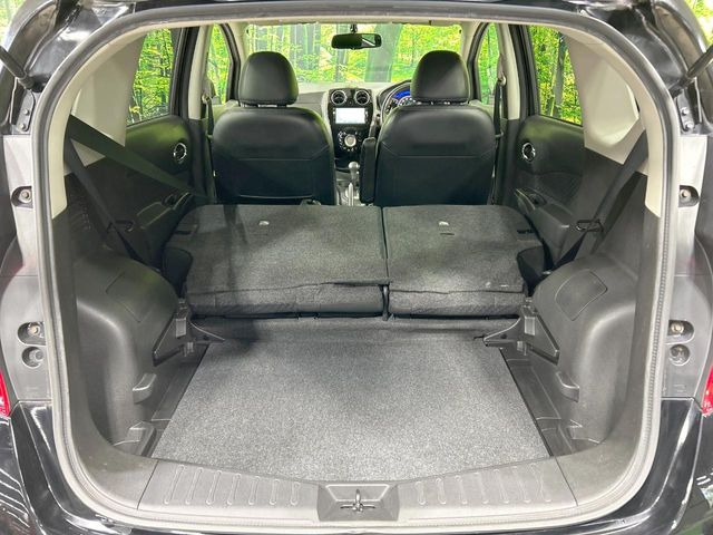 後席を格納すると、これだけの広さが!シーンに合わせたシートアレンジで、大きな荷物も積むことが出来ます♪