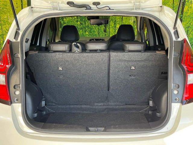 ���i�̂���������ʋ΁A���}���ɏ\���ȉ׎��X�y�[�X���m�ۂ��Ă���܂��B�Z�J���h�V�[�g��|���ƁA�傫�ȉו��̐ύڂ��\�ł���