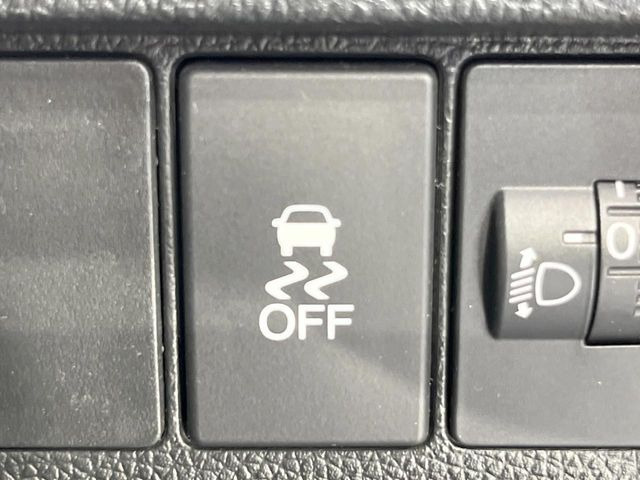 【横滑り防止装置】車両の横滑りを感知すると、自動的に車両の進行方向を保つように車両を制御します。雨の日など滑りやすい路面状況でも安全な運転が可能です。