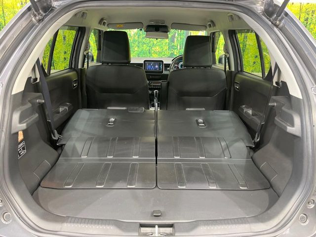 ���i�̂���������ʋ΁A���}���ɏ\���ȉ׎��X�y�[�X���m�ۂ��Ă���܂��B�Z�J���h�V�[�g��|���ƁA�傫�ȉו��̐ύڂ��\�ł���