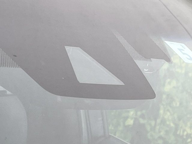 【トヨタセーフティセンス】走行中に前方の車両等を認識し、衝突しそうな時は警報とブレーキで衝突回避と被害軽減をアシスト。より安全にドライブをお楽しみいただけます。