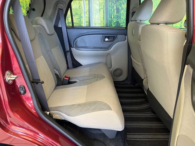 後部座席も気になるようなキズ・汚れやへたり等、大きなダメージはなく、良好な状態です。