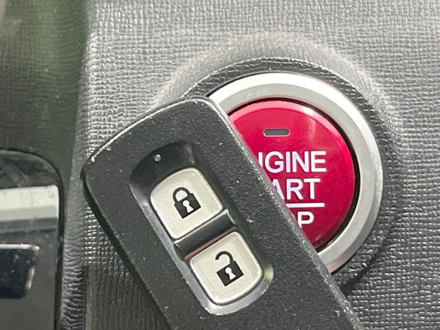 【スマートキー】カバンやポケットに入れたままでもドアの施錠・解錠が可能なスマートキーを装備。エンジンのオン・オフ時もカギを取り出す必要が無いからとっても便利です♪