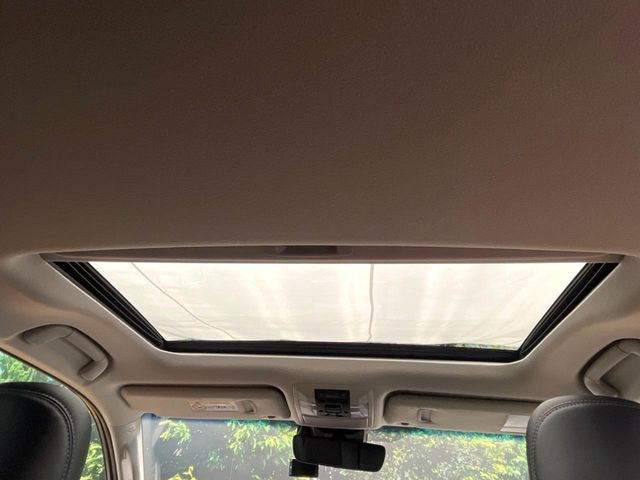 【サンルーフ】開放感たっぷりの希少装備、サンルーフが装着されています!車内に明かりを取り入れたり景色を楽しむ以外にも、車内の空気も簡単に換気できて快適です!