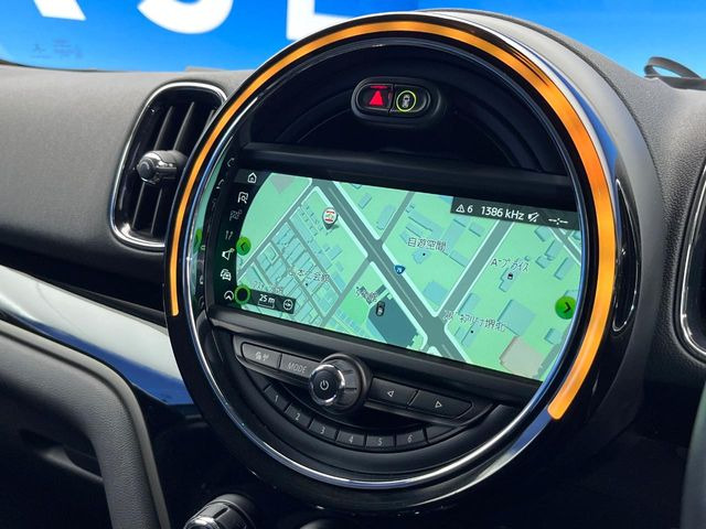 ●純正ナビ:一体感のあるナビは、高級感ある車内を演出してくれます。オーディオ機能も充実しておりますので、運転もより楽しめます♪