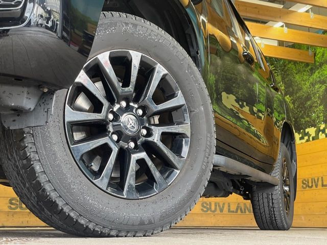 【純正18インチアルミホイール】外観にマッチした純正アルミホイールを装着しております。各種社外アルミホイールや、スタッドレスタイヤも取扱いしております。是非ご相談ください♪