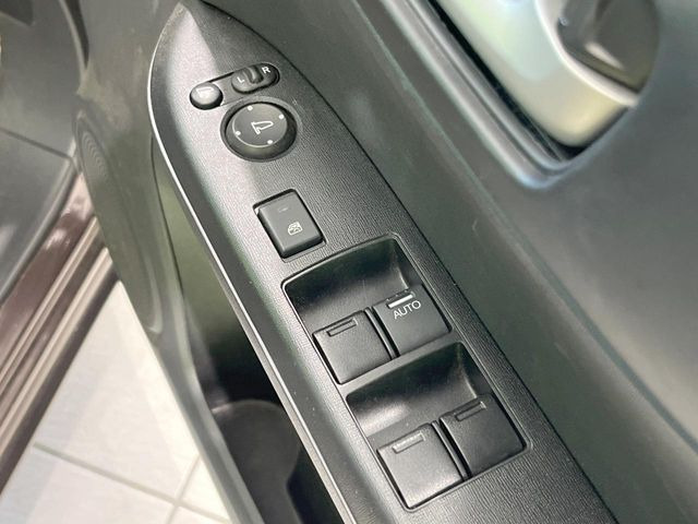 【電動格納ミラー】サイドミラーは電動格納式となっており、狭い駐車場でもキズがつくリスクを抑えられます。