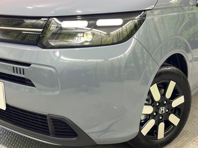 【LEDヘッドライト】悪天候や夜間走行時も良好な視界を確保し安心して運転できる高輝度LEDヘッドライトを装備!点灯速度が早く、消費電力も抑えられています。