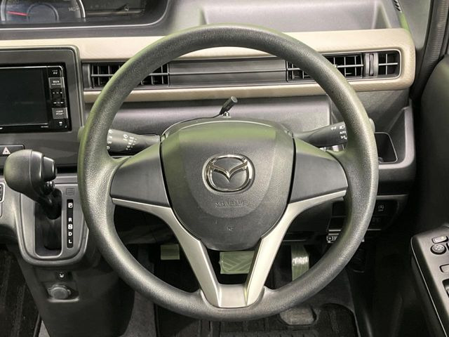 �C���e���A�ɍ��킹���f�U�C���̃X�e�A�����O�́A�^�]�������̂��Ƃ��l���A�^�]���₷���`��A�傫���ł��B�����x�A���ۂɐG���Ă��m���߂��������B