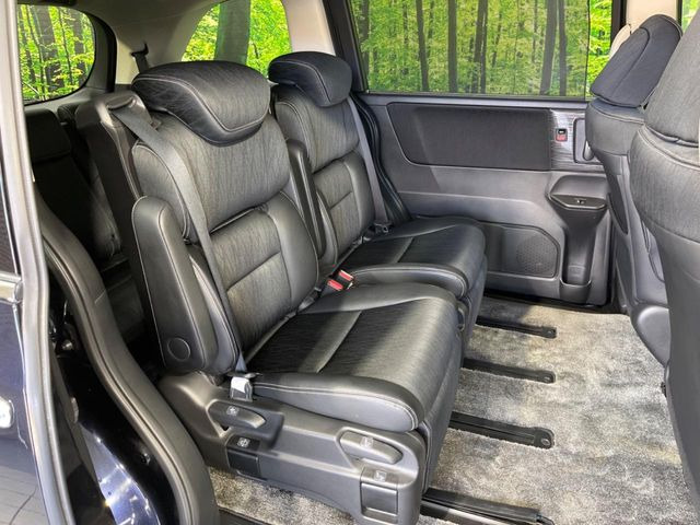 【オットマン付セカンドシート】足を延ばしてリラックスしたいときに便利なオットマン!ロングドライブや仮眠の際にもゆったり快適にお過ごしいただけます♪