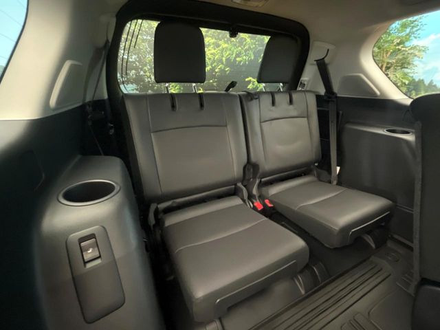 3列目シートはもちろん状態良好☆大人でもゆったりと座って頂けますので、大人数でのお出かけもラクラクです♪ご家族で、気の知れた仲間で、ドライブに行くのが楽しみですね♪