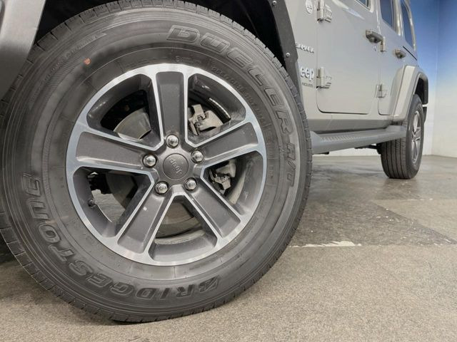 ●純正18インチアルミホイール:輸入車ならではの卓越した走りを支えるホイールと足回りです!日本車の走りに慣れている方にもぜひ体感して頂きたいほど、高いレベルでまとまっています!