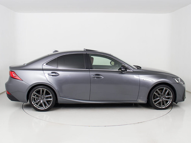 個性的なリアビューで御座います。精悍な佇まいは高級車ならではです。