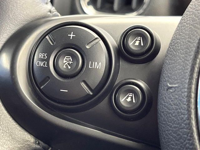 ●レーダークルーズコントロール:前の車との車間距離を一定にとりつつ、一定速度で自動走行してくれる次世代のクルーズコントロール!主に高速道路や自動車専用道路で使用する便利な機能です!