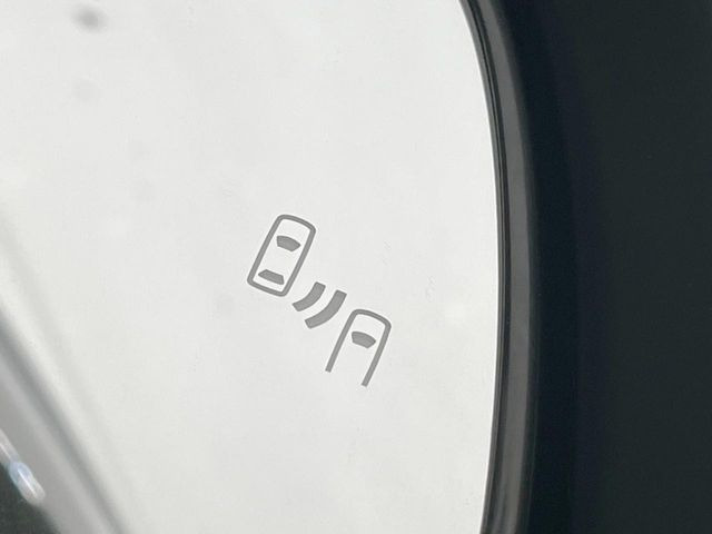 【ブラインドスポットモニター】走行中、ドアミラーの死角になりやすい箇所に後続車が接近するとサイドミラーのレンズに警告を表示!ドライバーに注意喚起をしてくれます。