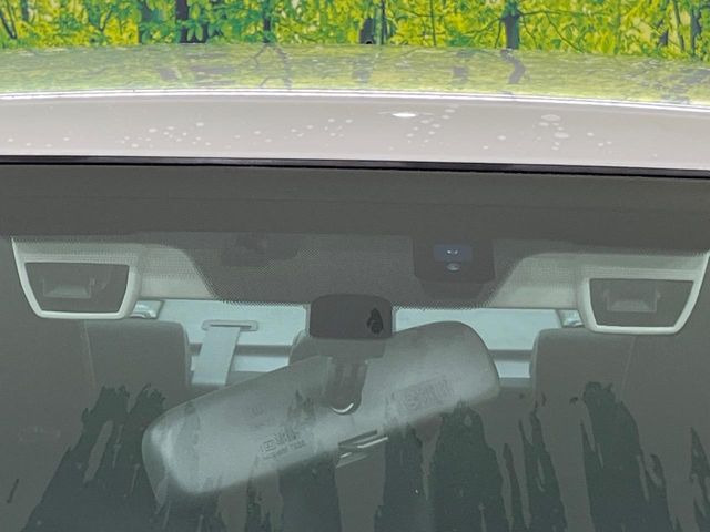 【アイサイトVer2】前方の車両等を検知し、衝突しそうな時は警報で注意を促し、ブレーキを踏む力をサポート。ブレーキを踏めなかった場合は衝突被害軽減ブレーキが作動、衝突回避をサポートします。