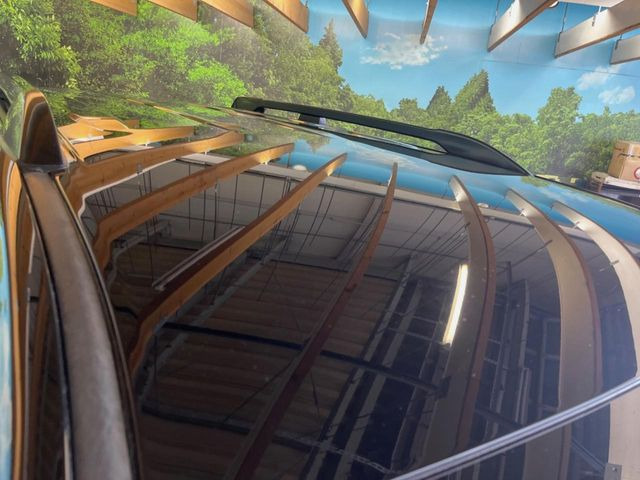 【ルーフレール】外観の魅力を引き立てるとともに、ウィンタースポーツや釣り、ロードバイク等で使う各種ギアを積むキャリア取り付けベースに!アクティブなカーライフを楽しむには必須の装備ですね!