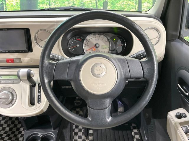 �C���e���A�ɍ��킹���f�U�C���̃X�e�A�����O�́A�^�]�������̂��Ƃ��l���A�^�]���₷���`��A�傫���ł��B�����x�A���ۂɐG���Ă��m���߂��������B