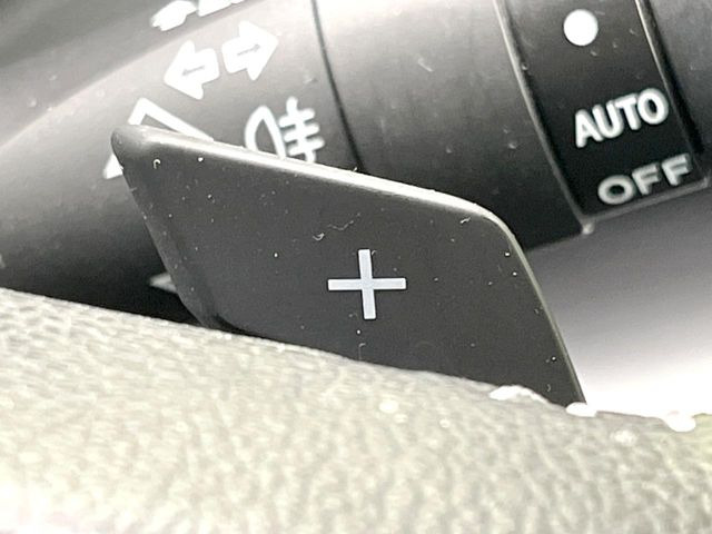 【パドルシフト】ハンドルから手を離さずに素早くシフトアップ&ダウンができるので、エンジンブレーキを使う下り坂や高速道路の合流で加速したい場面で役立ちます。