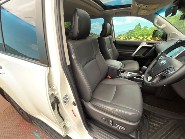 【レザーシート】汚れのふき取りが容易でメンテナンスもが簡単な、機能性に優れる合成皮革を採用した上質なシートです。座り心地もよく、高級感あふれる心地良い車内空間を演出してくれます。