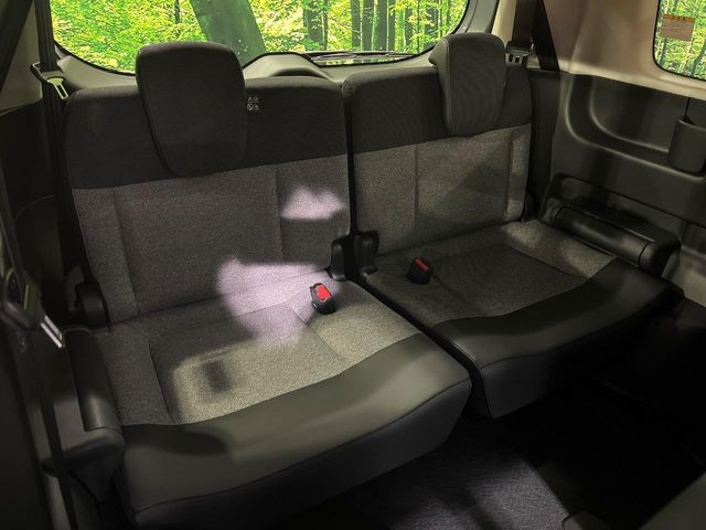 3列目シートはもちろん状態良好☆大人でもゆったりと座って頂けますので、大人数でのお出かけもラクラクです♪ご家族で、気の知れた仲間で、ドライブに行くのが楽しみですね♪