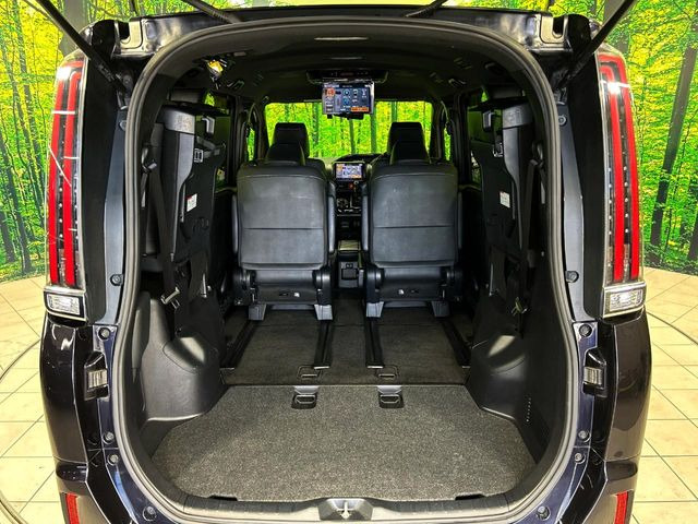 後席を格納すると、これだけの広さが!シーンに合わせたシートアレンジで、大きな荷物も積むことが出来ます♪