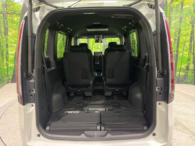 ���i�̂���������ʋ΁A���}���ɏ\���ȉ׎��X�y�[�X���m�ۂ��Ă���܂��B�Z�J���h�V�[�g��|���ƁA�傫�ȉו��̐ύڂ��\�ł���