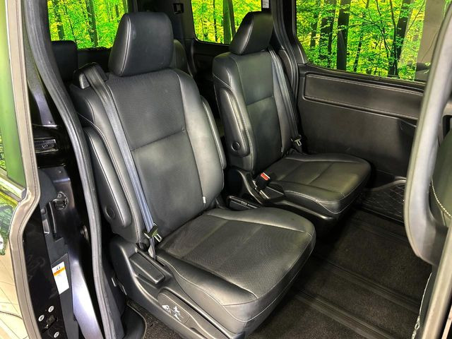 【ハーフレザーシート】高級感と座り心地を両立した人気のシート♪背面・座面はスエード調となっており、肌触りや滑りにくさに優れています。気温や服装に左右されず快適にお乗りいただけます。