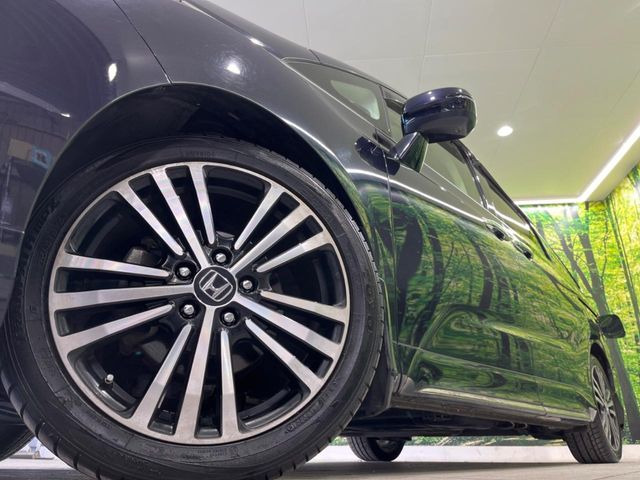 【純正18インチアルミホイール】外観にマッチした純正アルミホイールを装着しております。各種社外アルミホイールや、スタッドレスタイヤも取扱いしております。是非ご相談ください♪