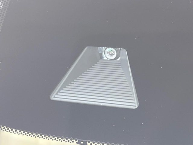 【ホンダセンシング】走行中に前方の車両等を認識し、衝突しそうな時は警報とブレーキで衝突回避と被害軽減をアシスト。より安全にドライブをお楽しみいただけます。