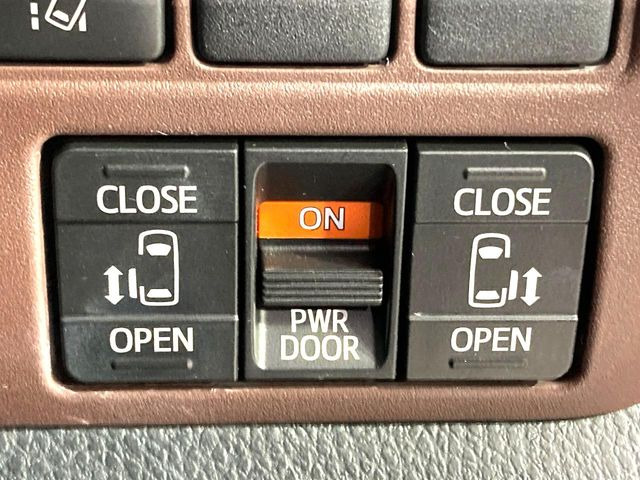【両側パワースライドドア】スマートキーや運転席のスイッチで後席両側スライドドアの開閉が可能♪電動だから力を入れてドアを開ける必要が無く、小さなお子様でも簡単に開け閉めでき快適です♪