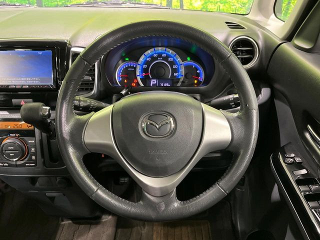 インテリアに合わせたデザインのステアリングは、運転される方のことも考え、運転しやすい形状、大きさです。是非一度、実際に触ってお確かめください。