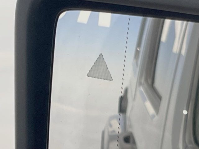 ●ブラインドアシストセンサー:視角からの車を感知し、ドライバーが車線変更を行う際に、警告音と共に注意を促してくれる安全支援機能です!