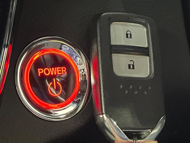 【Hondaスマートキー】カバンやポケットに入れたままでもドアの施錠・解錠が可能なスマートキーを装備。エンジンのオン・オフ時もカギを取り出す必要が無いからとっても便利です♪