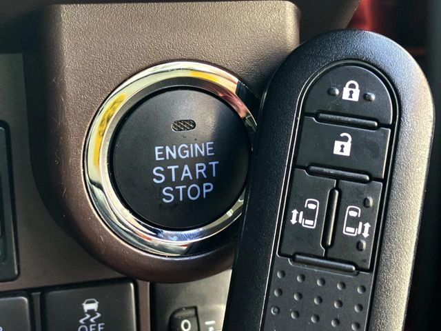 ★【スマートキー&スタートシステム】携帯したスマートキーを取り出すことなく、ドアの施錠・解錠が可能で、ワンプッシュでエンジンがスタート!!