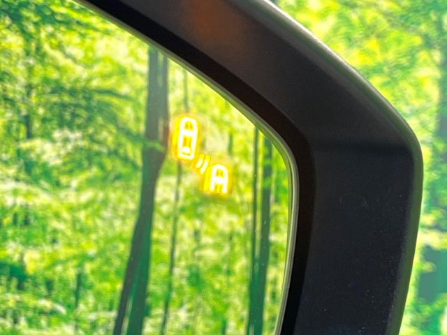 ブラインドスポットモニタリング】走行中、ドアミラーの死角になりやすい箇所に後続車が接近するとサイドミラー付近に警告を表示、ドライバーに注意喚起をしてくれます。