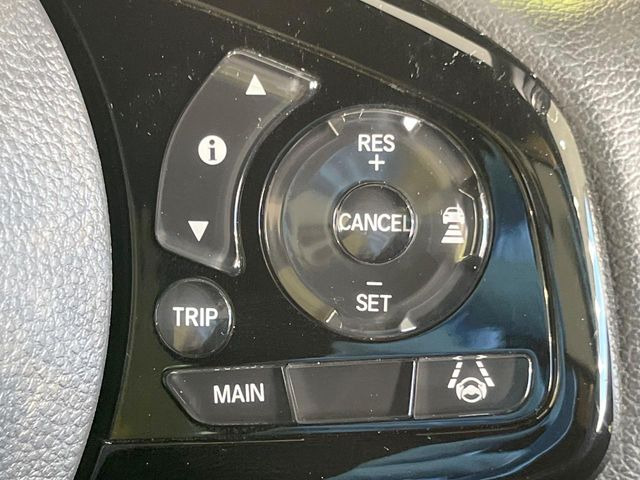 【アダプティブクルーズコントロール】高速道路での長距離走行が楽に!!自動で速度を保つクルーズコントロールが、衝突軽減システムと連携し、前方の車両を感知して車間を保つように速度調節してくれます!!