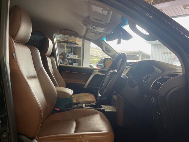 【ブラウンレザーシート】デザイン性が高く、高級感のある茶革シート。常に体に触れる部分だから、座り心地の良さにはこだわりたいですね♪汚れの付着や劣化を抑制する内装コーティング施工もおススメですよ♪