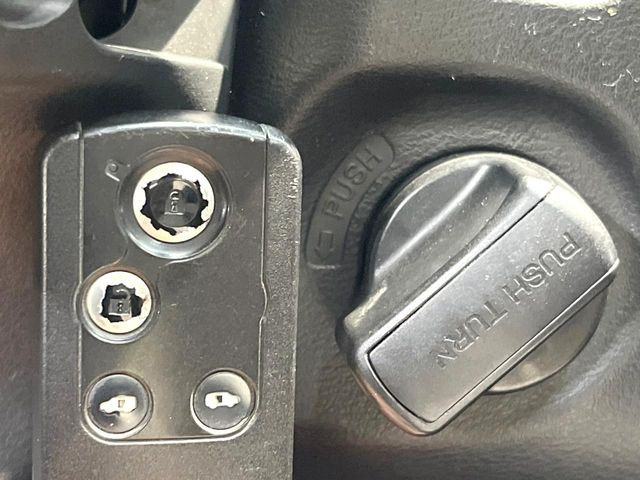 �yHonda�X�}�[�g�L�[�z�J�o����|�P�b�g�ɓ��ꂽ�܂܂ł��h�A�̎{���E�������\�ȃX�}�[�g�L�[�𑕔��B�G���W���̃I���E�I�t�����J�M�����o���K�v����������Ƃ��Ă��֗��ł���