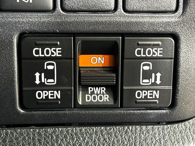 【両側パワースライドドア】スマートキーや運転席のスイッチで後席両側スライドドアの開閉が可能♪電動だから力を入れてドアを開ける必要が無く、小さなお子様でも簡単に開け閉めでき快適です♪