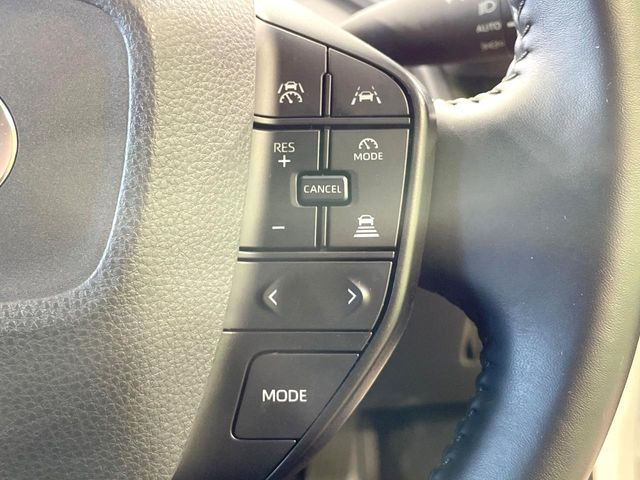 【レーダークルーズコントロール】高速道路での長距離走行が楽に!!自動で速度を保つクルーズコントロールが、衝突軽減システムと連携し、前方の車両を感知して車間を保つように速度調節してくれます!!