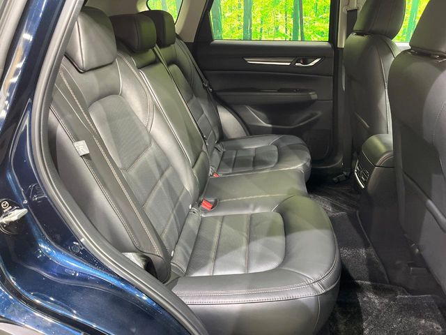 後部座席も気になるようなキズ・汚れやへたり等、大きなダメージはなく、良好な状態です。