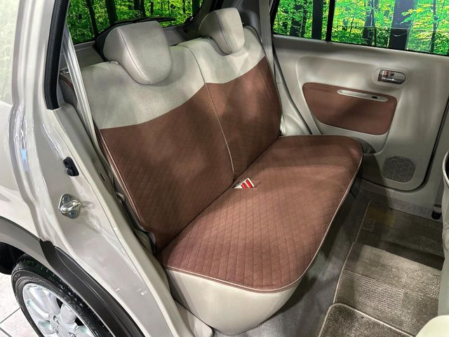 広々とした2列目シートは居住性が高く、居心地も快適!友達や家族とのお出かけにぴったりです。ベビーシートやチャイルドシート使用時も快適にお過ごしいただける十分な空間を確保しています。