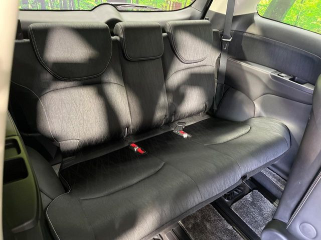 【ハーフレザーシート】高級感と座り心地を両立した人気のシート♪背面・座面のファブリック素材は、通気性の良さや滑りにくさに優れています。気温や服装に左右されず快適にお乗りいただけます。