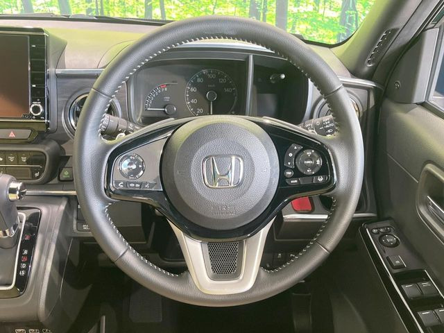 【純正革巻きステアリング】上質な革を使用することで、手にしっかり馴染みとても運転しやすいハンドルです♪