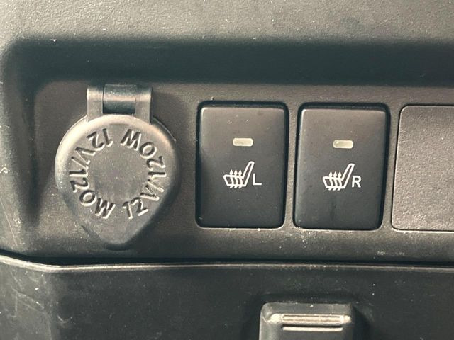 ★【シートヒーター】ボタン一つで座面を暖めてくれるシートヒーター☆長時間の運転も腰の疲れを軽減してくれます♪冬場にも嬉しい装備ですね