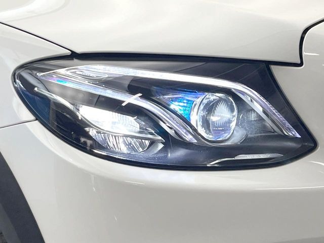 ●LEDヘッドライト:夜間走行時も良好な視界を確保し安心して運転できる高輝度LEDヘッドライトを装備!点灯速度が早く、消費電力も抑えられています。