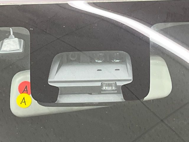 �yi-ACTIVESENSE�z���s���ɑO���̎ԗ�����F�����A�Փ˂������Ȏ��͌x��ƃu���[�L�ŏՓˉ���Ɣ�Q�y�����A�V�X�g�B�����S�Ƀh���C�u�����y���݂��������܂��B