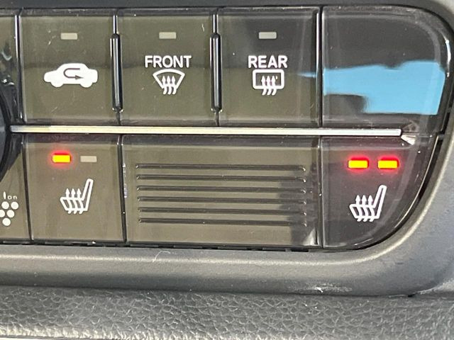 【シートヒーター】寒い日に重宝するシートヒーター!エアコンより早く温まってくれるので寒がりの人も安心ですね♪エアコンの温風は乾燥するから苦手、という方にもをおすすめです。