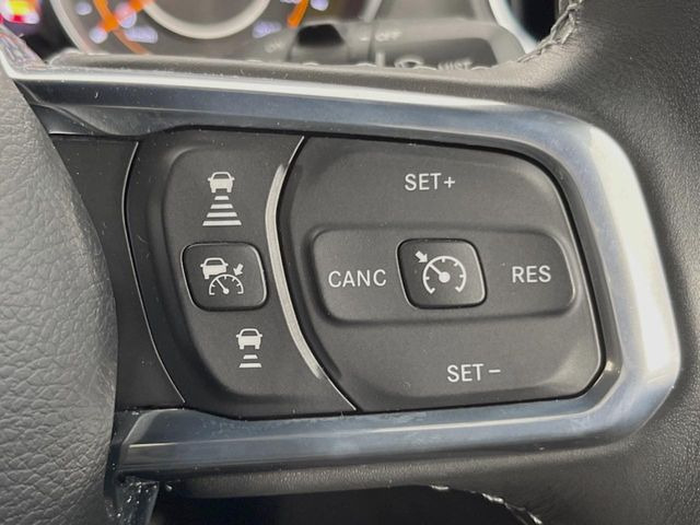 ●レーダークルーズコントロール:前の車との車間距離を一定にとりつつ、一定速度で自動走行してくれる次世代のクルーズコントロール!主に高速道路や自動車専用道路で使用する便利な機能です!